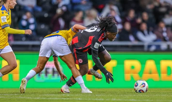 DEU, Frankfurt, Eintracht Frankfurt vs Carl Zeiss Jena, Google Pixel Frauen Bundesliga DFB, Saison 2526, Stadion am Bretanobad, 5. Spieltag im Bild v.l.n.r: Emily Reske (Carl Zeiss Jena 28), Nicole Anyomi (Eintracht Frankfurt 19) DFB DFL REGULATIONS PROHIBIT ANY USE OF PHOTOGRAPHS AS IMAGE SEQUENCES AND OR QUASI-VIDEO, 03.10.2025, Copyright: HMBxMedia HendrikxHamelau
