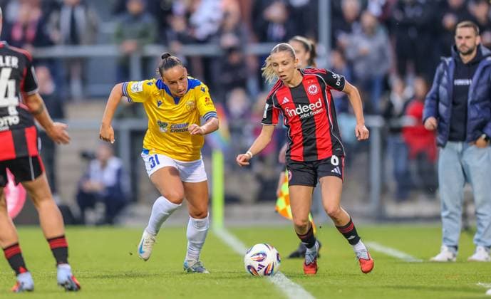 DEU, Frankfurt, Eintracht Frankfurt vs Carl Zeiss Jena, Google Pixel Frauen Bundesliga DFB, Saison 2526, Stadion am Bretanobad, 5. Spieltag im Bild v.l.n.r: Nelly Juckel (Carl Zeiss Jena 31), Elisa Senß (Eintracht Frankfurt 6) DFB DFL REGULATIONS PROHIBIT ANY USE OF PHOTOGRAPHS AS IMAGE SEQUENCES AND OR QUASI-VIDEO, 03.10.2025, Copyright: HMBxMedia HendrikxHamelau