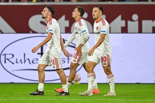 03.10.2025, Fussball: 2. Bundesliga, Saison 2025 2026, 08. Spieltag, Fortuna Duesseldorf - 1. FC Nuernberg in der Merkur-Spiel Arena in Duesseldorf. Berkay Yilmaz (1. FC Nuernberg, 21), Rafael Lubach (1. FC Nuernberg, 18) und Julian Justvan (1. FC Nuernberg, 10) haben das Tor zum 1:0 bejubelt. Wichtiger Hinweis: Gemaess den Vorgaben der DFL Deutsche Fussball Liga bzw. des DFB Deutscher Fussball-Bund ist es untersagt, in dem Stadion und oder vom Spiel angefertigte Fotoaufnahmen in Form von Sequenzbildern und oder videoaehnlichen Fotostrecken zu verwerten bzw. verwerten zu lassen. Foto: Kirchner-Media Thomas Haesler