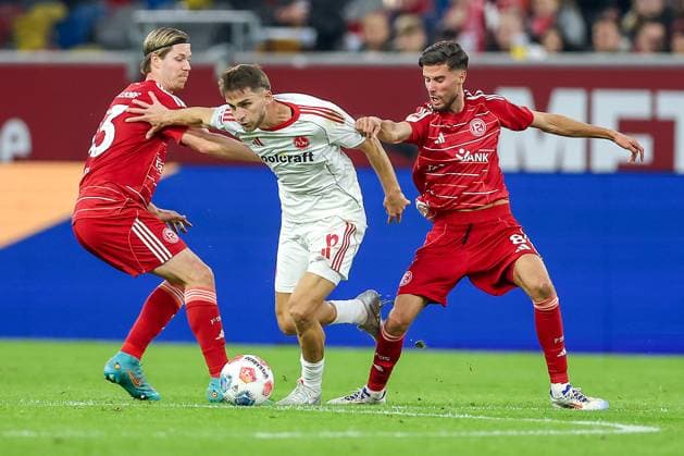 Sport Bilder des Tages 03.10.2025, Fußball, Fortuna Düsseldorf - 1.FC Nürnberg, 2. Fußball Bundesliga, Merkur Spiel-Arena, Saison 2025 2026: Shinta Appelkamp (Fortuna Düsseldorf 23) Florian Flick (1FC Nuernberg 06) Anouar El Azzouzi (Fortuna Düsseldorf 08) im Zweikampf DFB regulations prohibit any use of photographs as image sequences and or quasi-video. Nordrhein-Westfalen Deutschland