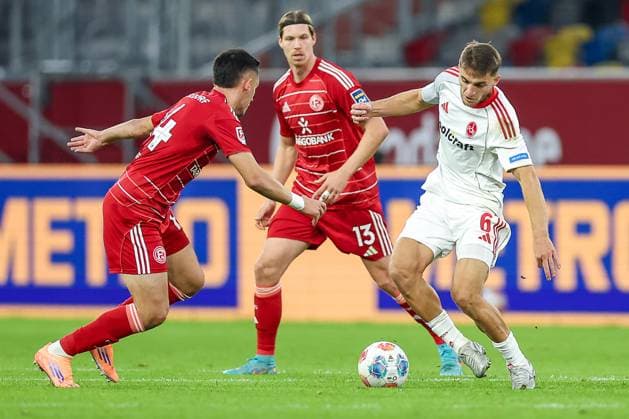 03.10.2025, Fußball, Fortuna Düsseldorf - 1.FC Nürnberg, 2. Fußball Bundesliga, Merkur Spiel-Arena, Saison 2025 2026: Sotiris Alexandropoulos (Fortuna Düsseldorf 14) im Zweikampf gegen Florian Flick (1FC Nuernberg 06) DFB regulations prohibit any use of photographs as image sequences and or quasi-video. Nordrhein-Westfalen Deutschland