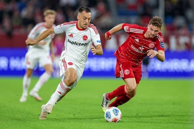 03.10.2025, Fußball, Fortuna Düsseldorf - 1.FC Nürnberg, 2. Fußball Bundesliga, Merkur Spiel-Arena, Saison 2025 2026: Julian Justvan (1FC Nuernberg 10) im Zweikampf gegen Moritz Heyer (Fortuna Düsseldorf 05) DFB regulations prohibit any use of photographs as image sequences and or quasi-video. Nordrhein-Westfalen Deutschland