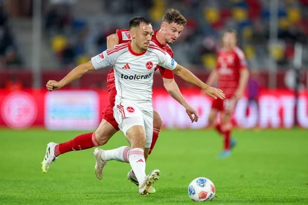 03.10.2025, Fußball, Fortuna Düsseldorf - 1.FC Nürnberg, 2. Fußball Bundesliga, Merkur Spiel-Arena, Saison 2025 2026: Julian Justvan (1FC Nuernberg 10) im Zweikampf gegen Moritz Heyer (Fortuna Düsseldorf 05) DFB regulations prohibit any use of photographs as image sequences and or quasi-video. Nordrhein-Westfalen Deutschland