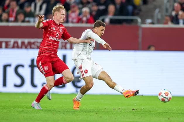 03.10.2025, Fußball, Fortuna Düsseldorf - 1.FC Nürnberg, 2. Fußball Bundesliga, Merkur Spiel-Arena, Saison 2025 2026: Torschuss zum Tor zum 1:0 durch Torschütze Rafael Lubach (1FC Nuernberg 18) gegen Giovanni Haag (Fortuna Düsseldorf 06) DFB regulations prohibit any use of photographs as image sequences and or quasi-video. Nordrhein-Westfalen Deutschland