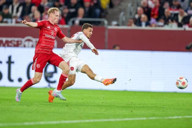 03.10.2025, Fußball, Fortuna Düsseldorf - 1.FC Nürnberg, 2. Fußball Bundesliga, Merkur Spiel-Arena, Saison 2025 2026: Torschuss zum Tor zum 1:0 durch Torschütze Rafael Lubach (1FC Nuernberg 18) gegen Giovanni Haag (Fortuna Düsseldorf 06) DFB regulations prohibit any use of photographs as image sequences and or quasi-video. Nordrhein-Westfalen Deutschland