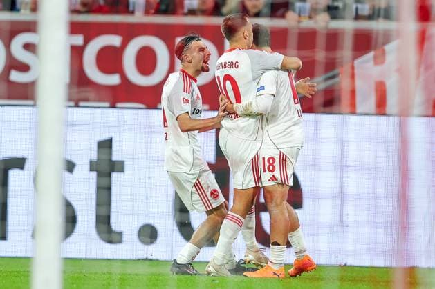 03.10.2025, Fußball, Fortuna Düsseldorf - 1.FC Nürnberg, 2. Fußball Bundesliga, Merkur Spiel-Arena, Saison 2025 2026: Torjubel nach dem Tor zum 1:0 durch Torschütze Rafael Lubach (1FC Nuernberg 18) zusammen mit Julian Justvan (1FC Nuernberg 10) DFB regulations prohibit any use of photographs as image sequences and or quasi-video. Nordrhein-Westfalen Deutschland