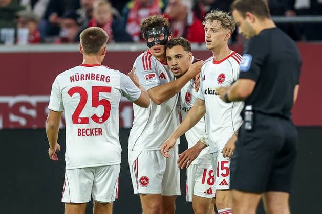 03.10.2025, Fußball, Fortuna Düsseldorf - 1.FC Nürnberg, 2. Fußball Bundesliga, Merkur Spiel-Arena, Saison 2025 2026: Torjubel nach dem Tor zum 1:0 durch Torschütze Rafael Lubach (1FC Nuernberg 18) zusammen mit Fabio Gruber (1FC Nuernberg 04) und Finn Becker (1FC Nuernberg 25) DFB regulations prohibit any use of photographs as image sequences and or quasi-video. Nordrhein-Westfalen Deutschland
