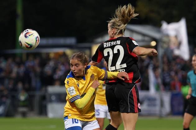 2025.10.03 xJFx Fussball Google Pixel Frauen-Bundesliga Eintracht Frankfurt - FC Carl Zeiss Jena v.l., Lisa Gora (FC Carl Zeiss Jena), Nadine Andrina Riesen (Eintracht Frankfurt), Kopfball, Kopfballduell (DFL DFB REGULATIONS PROHIBIT ANY USE OF PHOTOGRAPHS as IMAGE SEQUENCES and or QUASI-VIDEO) Copyright: JoaquimxFerreira