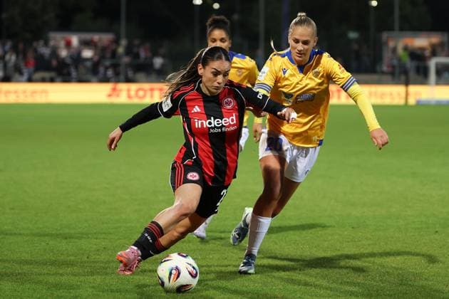2025.10.03 xJFx Fussball Google Pixel Frauen-Bundesliga Eintracht Frankfurt - FC Carl Zeiss Jena v.l., Ereleta Memeti (Eintracht Frankfurt), Steffi Schmid (FC Carl Zeiss Jena), in aktion, in action, (DFL DFB REGULATIONS PROHIBIT ANY USE OF PHOTOGRAPHS as IMAGE SEQUENCES and or QUASI-VIDEO) Copyright: JoaquimxFerreira