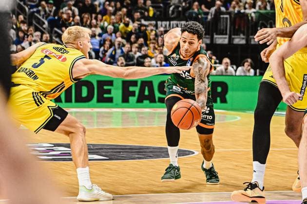 03.10.2025, xlakx, Basketball - easyCredit BBL Basketball Alba Berlin - Gladiators Trier emspor, v.l. Sam Griesel (Alba Berlin), Eli Brooks (Gladiators Trier) Zweikampf, Duell, Kampf, tackle Berlin
