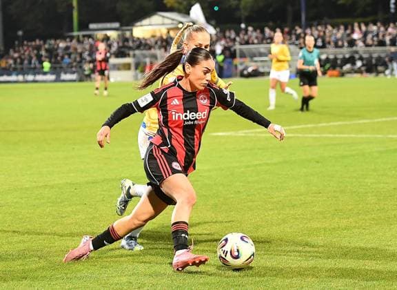 03.10.2025, xhbx, Fussball Google Pixel Frauen-Bundesliga, Eintracht Frankfurt - Carl Zeiss Jena v.l. Steffi Schmid (FC Carl Zeiss Jena), Ereleta Memeti (Eintracht Frankfurt Damen) (DFL DFB REGULATIONS PROHIBIT ANY USE OF PHOTOGRAPHS as IMAGE SEQUENCES and or QUASI-VIDEO) Frankfurt am Main