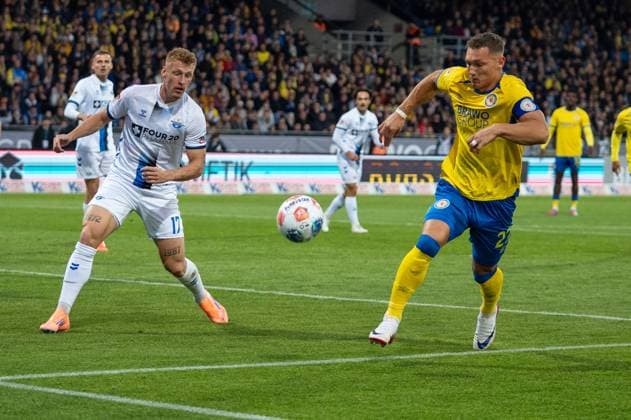 Deutschland: Fussball 2. Liga, 8. Spieltag 2025 2026, Eintracht Braunschweig-SC Paderborn 07 am 03.10. in Braunschweig (Eintracht-Stadion): Sven Köhler (Eintracht Braunschweig 27) rettet den Ball vor der Torauslinie
