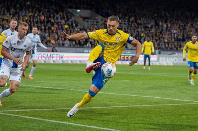 Deutschland: Fussball 2. Liga, 8. Spieltag 2025 2026, Eintracht Braunschweig-SC Paderborn 07 am 03.10. in Braunschweig (Eintracht-Stadion): Sven Köhler (Eintracht Braunschweig 27) rettet den Ball vor der Torauslinie