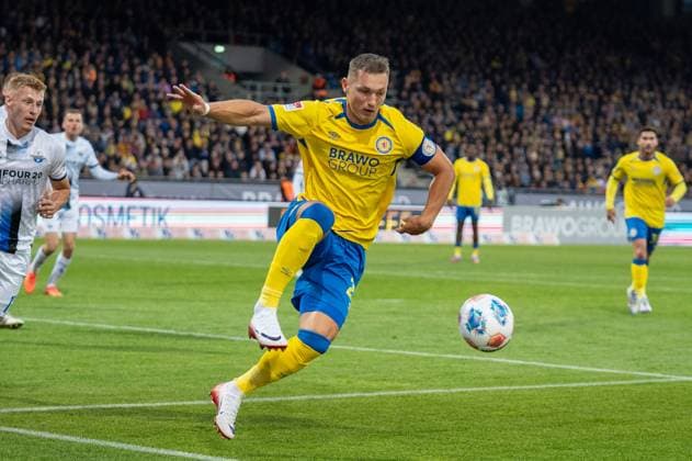 Deutschland: Fussball 2. Liga, 8. Spieltag 2025 2026, Eintracht Braunschweig-SC Paderborn 07 am 03.10. in Braunschweig (Eintracht-Stadion): Sven Köhler (Eintracht Braunschweig 27) rettet den Ball vor der Torauslinie