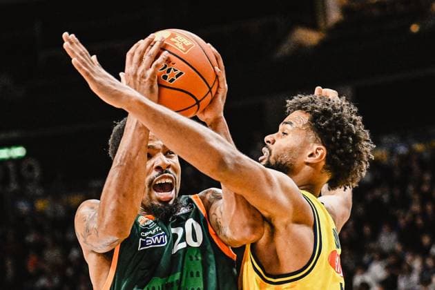 03.10.2025, xlakx, Basketball - easyCredit BBL Basketball Alba Berlin - Gladiators Trier emspor, v.l. Urald King (Gladiators Trier), Norris Agbakoko (Alba Berlin) Zweikampf, Duell, Kampf, tackle Berlin