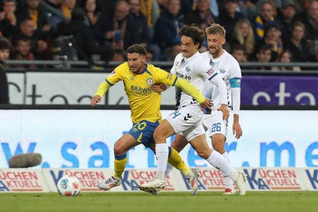 03.10.2025, xtgx, Fussball 2. Bundesliga, Eintracht Braunschweig -SC Paderborn 07 v.l. Robin Heusser (Heußer, Braunschweig, 30), Mika Baur (Paderborn, 14) Zweikampf, Duell, Kampf, tackle (DFL DFB REGULATIONS PROHIBIT ANY USE OF PHOTOGRAPHS as IMAGE SEQUENCES and or QUASI-VIDEO) Braunschweig