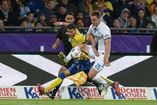 03.10.2025, xtgx, Fussball 2. Bundesliga, Eintracht Braunschweig -SC Paderborn 07 v.l. Erencan Yardimci (Braunschweig, 9), Tjark Scheller (Paderborn, 25) Zweikampf, Duell, Kampf, tackle (DFL DFB REGULATIONS PROHIBIT ANY USE OF PHOTOGRAPHS as IMAGE SEQUENCES and or QUASI-VIDEO) Braunschweig