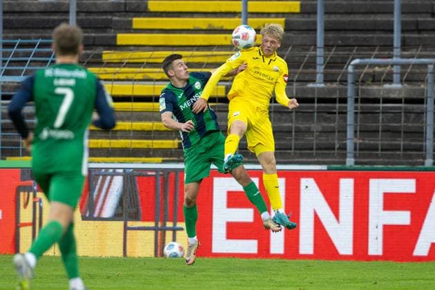 03.10.2025, xkwix, Fußball, Regionalliga West, FC Gütersloh - SC Wiedenbrück, Ohlendorf Stadion im Heidewald: Aleksandar Kandic (FC Gütersloh 27) im Zweikampf gegen Marlon Lakämper (SC Wiedenbrück 7) NRW Deutschland