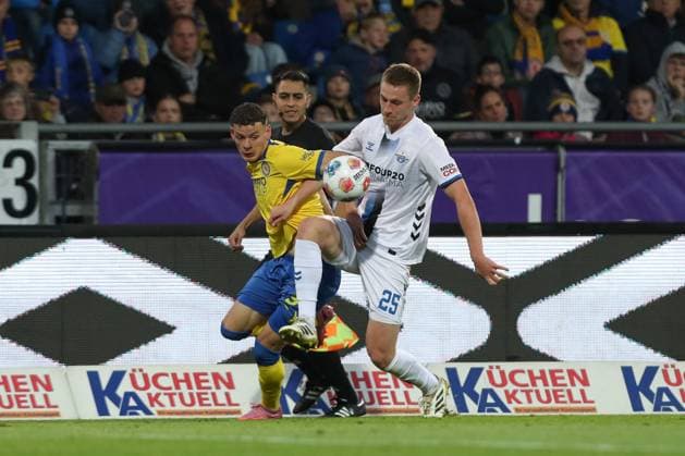 03.10.2025, xtgx, Fussball 2. Bundesliga, Eintracht Braunschweig -SC Paderborn 07 v.l. Erencan Yardimci (Braunschweig, 9), Tjark Scheller (Paderborn, 25) Zweikampf, Duell, Kampf, tackle (DFL DFB REGULATIONS PROHIBIT ANY USE OF PHOTOGRAPHS as IMAGE SEQUENCES and or QUASI-VIDEO) Braunschweig