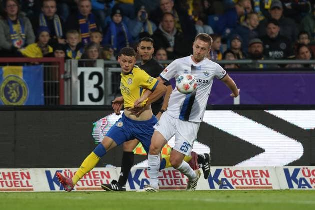 03.10.2025, xtgx, Fussball 2. Bundesliga, Eintracht Braunschweig -SC Paderborn 07 v.l. Erencan Yardimci (Braunschweig, 9), Tjark Scheller (Paderborn, 25) Zweikampf, Duell, Kampf, tackle (DFL DFB REGULATIONS PROHIBIT ANY USE OF PHOTOGRAPHS as IMAGE SEQUENCES and or QUASI-VIDEO) Braunschweig