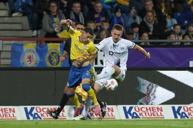 03.10.2025, xtgx, Fussball 2. Bundesliga, Eintracht Braunschweig -SC Paderborn 07 v.l. Erencan Yardimci (Braunschweig, 9), Tjark Scheller (Paderborn, 25) Zweikampf, Duell, Kampf, tackle (DFL DFB REGULATIONS PROHIBIT ANY USE OF PHOTOGRAPHS as IMAGE SEQUENCES and or QUASI-VIDEO) Braunschweig