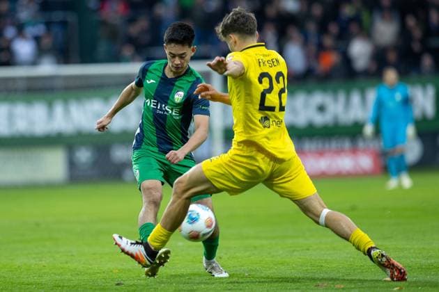 03.10.2025, xkwix, Fußball, Regionalliga West, FC Gütersloh - SC Wiedenbrück, Ohlendorf Stadion im Heidewald: Sandro Reyes (FC Gütersloh 24) im Zweikampf gegen Benjamin Friesen(SC Wiedenbrück 22) NRW Deutschland
