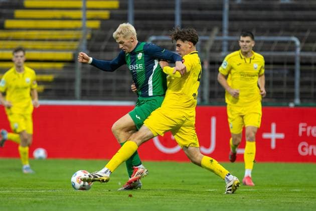 03.10.2025, xkwix, Fußball, Regionalliga West, FC Gütersloh - SC Wiedenbrück, Ohlendorf Stadion im Heidewald: Luis Frieling (FC Gütersloh 21) im Zweikampf gegen Joel Udelhoven (SC Wiedenbrück 4) NRW Deutschland