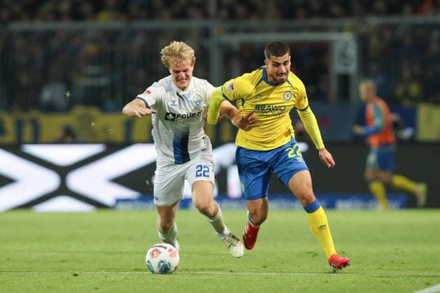 03.10.2025, xtgx, Fussball 2. Bundesliga, Eintracht Braunschweig -SC Paderborn 07 v.l. Mattes Hansen (Paderborn, 22), Fabio Di Michele Sanchez (Braunschweig, 22) Zweikampf, Duell, Kampf, tackle (DFL DFB REGULATIONS PROHIBIT ANY USE OF PHOTOGRAPHS as IMAGE SEQUENCES and or QUASI-VIDEO) Braunschweig