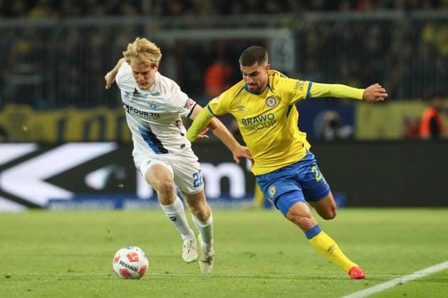03.10.2025, xtgx, Fussball 2. Bundesliga, Eintracht Braunschweig -SC Paderborn 07 v.l. Mattes Hansen (Paderborn, 22), Fabio Di Michele Sanchez (Braunschweig, 22) Zweikampf, Duell, Kampf, tackle (DFL DFB REGULATIONS PROHIBIT ANY USE OF PHOTOGRAPHS as IMAGE SEQUENCES and or QUASI-VIDEO) Braunschweig