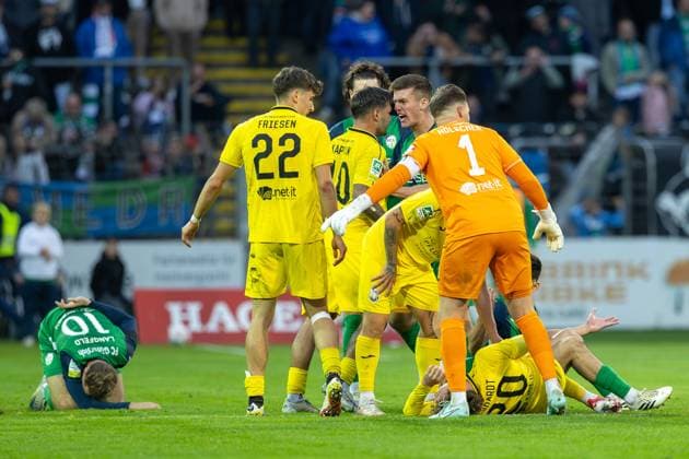 03.10.2025, xkwix, Fußball, Regionalliga West, FC Gütersloh - SC Wiedenbrück, Ohlendorf Stadion im Heidewald: Hitzige Stimmung nach Foul an Konstantin Gerhardt (SC Wiedenbrück 20) NRW Deutschland