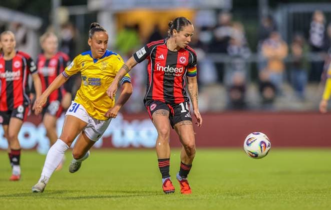 DEU, Frankfurt, Eintracht Frankfurt vs Carl Zeiss Jena, Google Pixel Frauen Bundesliga DFB, Saison 2526, Stadion am Bretanobad, 5. Spieltag im Bild v.l.n.r: Nelly Juckel (Carl Zeiss Jena 31), GÃ raldine Reuteler (Eintracht Frankfurt 14) DFB DFL REGULATIONS PROHIBIT ANY USE OF PHOTOGRAPHS AS IMAGE SEQUENCES AND OR QUASI-VIDEO, 03.10.2025, Copyright: HMBxMedia HendrikxHamelau