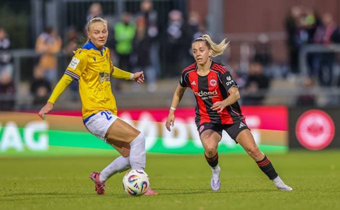 DEU, Frankfurt, Eintracht Frankfurt vs Carl Zeiss Jena, Google Pixel Frauen Bundesliga DFB, Saison 2526, Stadion am Bretanobad, 5. Spieltag im Bild v.l.n.r: Isabella Jaron (Carl Zeiss Jena 24), Nina Lührßen (Eintracht Frankfurt 11) DFB DFL REGULATIONS PROHIBIT ANY USE OF PHOTOGRAPHS AS IMAGE SEQUENCES AND OR QUASI-VIDEO, 03.10.2025, Copyright: HMBxMedia HendrikxHamelau