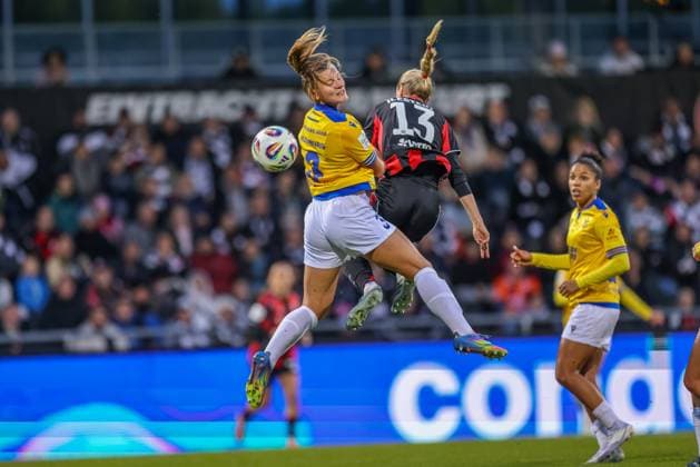 Sport Bilder des Tages DEU, Frankfurt, Eintracht Frankfurt vs Carl Zeiss Jena, Google Pixel Frauen Bundesliga DFB, Saison 2526, Stadion am Bretanobad, 5. Spieltag im Bild v.l.n.r: Toma Ihlenburg (Carl Zeiss Jena 3), Amanda Ilestedt (Eintracht Frankfurt 13), Zweikampf DFB DFL REGULATIONS PROHIBIT ANY USE OF PHOTOGRAPHS AS IMAGE SEQUENCES AND OR QUASI-VIDEO, 03.10.2025, *** DEU, Frankfurt, Eintracht Frankfurt vs Carl Zeiss Jena, Google Pixel Frauen Bundesliga DFB, Saison 2526, Stadion am Bretanobad, 5 Spieltag im Bild f l n r Toma Ihlenburg Carl Zeiss Jena 3 , Amanda Ilestedt Eintracht Frankfurt 13 , Zweikampf DFB DFL REGULATIONS PROHIBIT ANY USE OF PHOTOGRAPHS AS IMAGE SEQUENCES AND OR QUASI VIDEO, 03 10 2025, Copyright: HMBxMedia HendrikxHamelau