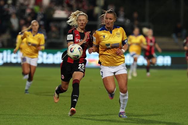 2025.10.03 xJFx Fussball Google Pixel Frauen-Bundesliga Eintracht Frankfurt - FC Carl Zeiss Jena v.l., Rebecka Blomqvist (Eintracht Frankfurt), Toma Ihlenburg (FC Carl Zeiss Jena) in aktion, in action, (DFL DFB REGULATIONS PROHIBIT ANY USE OF PHOTOGRAPHS as IMAGE SEQUENCES and or QUASI-VIDEO) Copyright: JoaquimxFerreira