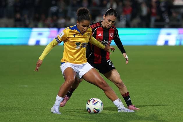 2025.10.03 xJFx Fussball Google Pixel Frauen-Bundesliga Eintracht Frankfurt - FC Carl Zeiss Jena v.l., Josephine Bonsu (FC Carl Zeiss Jena), Ereleta Memeti (Eintracht Frankfurt) in aktion, in action, (DFL DFB REGULATIONS PROHIBIT ANY USE OF PHOTOGRAPHS as IMAGE SEQUENCES and or QUASI-VIDEO) Copyright: JoaquimxFerreira