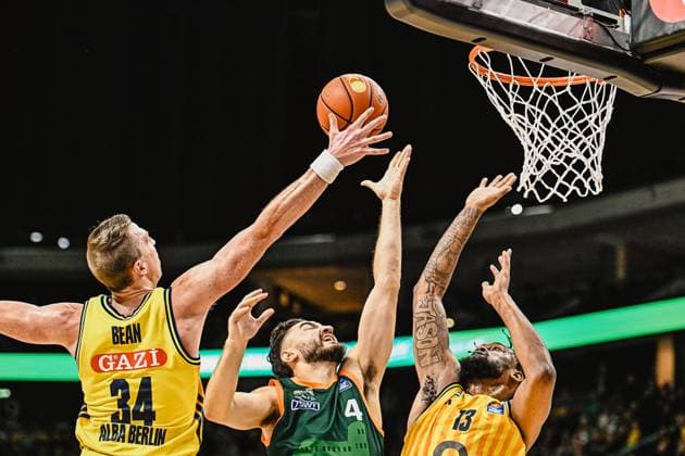 03.10.2025, xlakx, Basketball - easyCredit BBL Basketball Alba Berlin - Gladiators Trier emspor, v.l. Justin Bean (Alba Berlin), Clayton Guillozet (Gladiators Trier), J Wan Roberts (Alba Berlin) Korbwurf Berlin