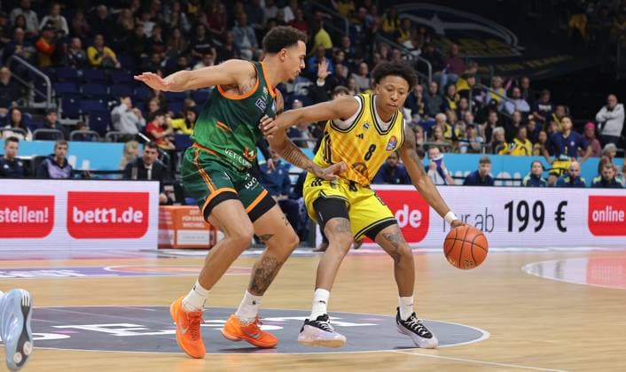 Nolan Adekunle, Rejean Boogie Ellis am Ball Zweikampf Spielszene Aktion Basketball BBL Bundesliga Herren Saison 2025 2026 03.10.2025 ALBA Berlin vs Gladiators Trier