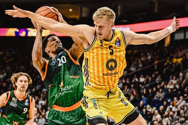 03.10.2025, xlakx, Basketball - easyCredit BBL Basketball Alba Berlin - Gladiators Trier emspor, v.l. Urald King (Gladiators Trier), Sam Griesel (Alba Berlin) Zweikampf, Duell, Kampf, tackle Berlin
