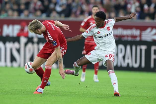 GER, 2. FBL. Fortuna Duesseldorf vs. 1. FC Nuernberg 03.10.2025, Merkur Spiel-Arena, Duesseldorf, GER, 2. FBL. Fortuna Duesseldorf vs. 1. FC Nuernberg, im Bild: Jesper Daland (Duesseldorf 2), im Zweikampf gegen Papa Demba Diop (1. FC Nuernberg 20),
