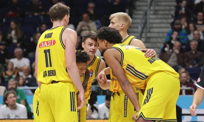 Moses Wood, Norris Agbakoko, Jonas Mattisseck, Norris Agbakoko, Sam Griesel, Alba Spieler beraten sich Basketball BBL Bundesliga Herren Saison 2025 2026 03.10.2025 ALBA Berlin vs Gladiators Trier