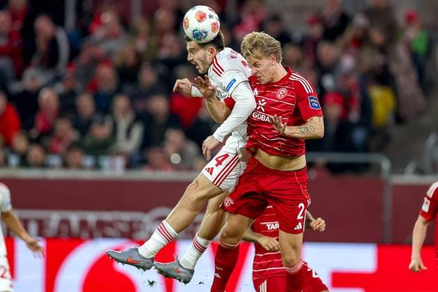 03.10.2025, Fußball, Fortuna Düsseldorf - 1.FC Nürnberg, 2. Fußball Bundesliga, Merkur Spiel-Arena, Saison 2025 2026: Luka Lochoshvili (1FC Nuernberg 24) im Zweikampf gegen Jesper Daland (Fortuna Düsseldorf 02) Kopfball Kopfballduell Strafraum Strafraumaktion DFB regulations prohibit any use of photographs as image sequences and or quasi-video. Nordrhein-Westfalen Deutschland