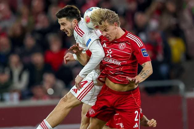 Sport Bilder des Tages 03.10.2025, Fußball, Fortuna Düsseldorf - 1.FC Nürnberg, 2. Fußball Bundesliga, Merkur Spiel-Arena, Saison 2025 2026: Luka Lochoshvili (1FC Nuernberg 24) im Zweikampf gegen Jesper Daland (Fortuna Düsseldorf 02) Kopfball Kopfballduell Strafraum Strafraumaktion DFB regulations prohibit any use of photographs as image sequences and or quasi-video. Nordrhein-Westfalen Deutschland