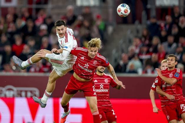 03.10.2025, Fußball, Fortuna Düsseldorf - 1.FC Nürnberg, 2. Fußball Bundesliga, Merkur Spiel-Arena, Saison 2025 2026: Luka Lochoshvili (1FC Nuernberg 24) im Zweikampf gegen Jesper Daland (Fortuna Düsseldorf 02) Kopfball Kopfballduell Strafraum Strafraumaktion DFB regulations prohibit any use of photographs as image sequences and or quasi-video. Nordrhein-Westfalen Deutschland