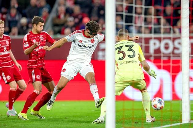 03.10.2025, Fußball, Fortuna Düsseldorf - 1.FC Nürnberg, 2. Fußball Bundesliga, Merkur Spiel-Arena, Saison 2025 2026: Fabio Gruber (1FC Nuernberg 04) beim Schuss auf das Tor von Torwart Florian Kastenmeier (Fortuna Düsseldorf 33) Strafraumaktion DFB regulations prohibit any use of photographs as image sequences and or quasi-video. Nordrhein-Westfalen Deutschland