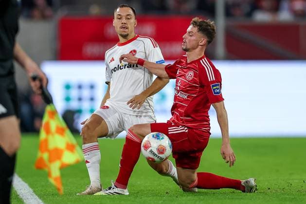 03.10.2025, Fußball, Fortuna Düsseldorf - 1.FC Nürnberg, 2. Fußball Bundesliga, Merkur Spiel-Arena, Saison 2025 2026: Julian Justvan (1FC Nuernberg 10) im Zweikampf gegen Moritz Heyer (Fortuna Düsseldorf 05) DFB regulations prohibit any use of photographs as image sequences and or quasi-video. Nordrhein-Westfalen Deutschland