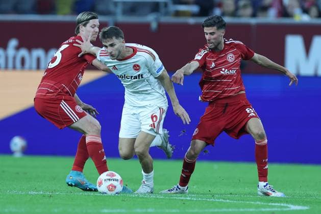 GER, 2. FBL. Fortuna Duesseldorf vs. 1. FC Nuernberg 03.10.2025, Merkur Spiel-Arena, Duesseldorf, GER, 2. FBL. Fortuna Duesseldorf vs. 1. FC Nuernberg, im Bild: Adam Markhiev (1. FC Nuernberg 6), im Zweikampf gegen Anouar El Azzouzi (Fortuna Duesseldorf 8), Cedric Itten (Duesseldorf 13),