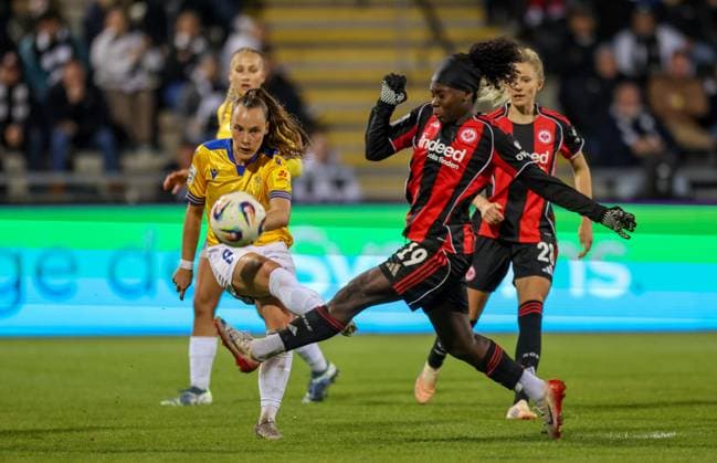 DEU, Frankfurt, Eintracht Frankfurt vs Carl Zeiss Jena, Google Pixel Frauen Bundesliga DFB, Saison 2526, Stadion am Bretanobad, 5. Spieltag im Bild v.l.n.r: Felicia Sträßer (Carl Zeiss Jena 8), Nicole Anyomi (Eintracht Frankfurt 19) DFB DFL REGULATIONS PROHIBIT ANY USE OF PHOTOGRAPHS AS IMAGE SEQUENCES AND OR QUASI-VIDEO, 03.10.2025, Copyright: HMBxMedia HendrikxHamelau