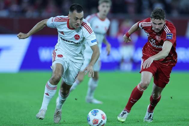 GER, 2. FBL. Fortuna Duesseldorf vs. 1. FC Nuernberg 03.10.2025, Merkur Spiel-Arena, Duesseldorf, GER, 2. FBL. Fortuna Duesseldorf vs. 1. FC Nuernberg, im Bild: Julian Justvan (1. FC Nuernberg 10), im Zweikampf gegen Moritz Heyer (Fortuna Duesseldorf 5),