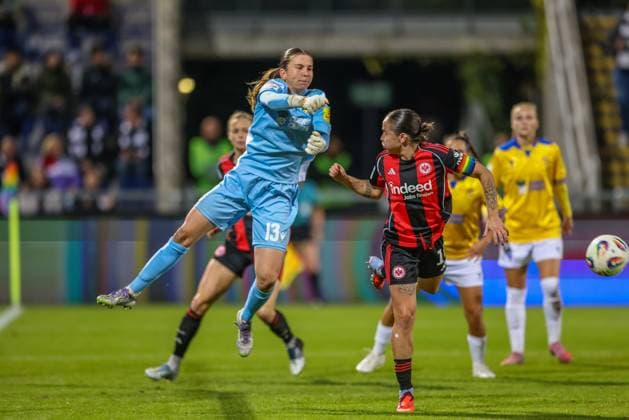 DEU, Frankfurt, Eintracht Frankfurt vs Carl Zeiss Jena, Google Pixel Frauen Bundesliga DFB, Saison 2526, Stadion am Bretanobad, 5. Spieltag im Bild v.l.n.r: Hannah Etzold (Carl Zeiss Jena 13), GÃ raldine Reuteler (Eintracht Frankfurt 14) DFB DFL REGULATIONS PROHIBIT ANY USE OF PHOTOGRAPHS AS IMAGE SEQUENCES AND OR QUASI-VIDEO, 03.10.2025, Copyright: HMBxMedia HendrikxHamelau