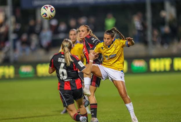 DEU, Frankfurt, Eintracht Frankfurt vs Carl Zeiss Jena, Google Pixel Frauen Bundesliga DFB, Saison 2526, Stadion am Bretanobad, 5. Spieltag im Bild v.l.n.r: Lisanne Gräwe (Eintracht Frankfurt 8), Noemi Gentile (Carl Zeiss Jena 25) DFB DFL REGULATIONS PROHIBIT ANY USE OF PHOTOGRAPHS AS IMAGE SEQUENCES AND OR QUASI-VIDEO, 03.10.2025, Copyright: HMBxMedia HendrikxHamelau